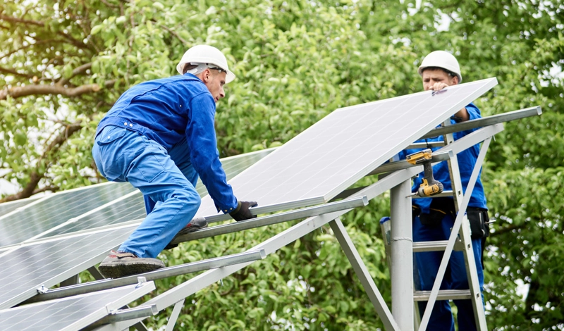 Solar Dallas Pro technicians installing residential solar panels on rooftop for home solar power in Dallas TX